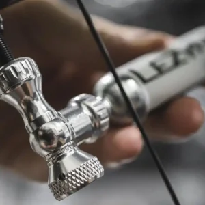 Popularny Pompka Lezyne Pump Head Control Drive CO2, srebrna